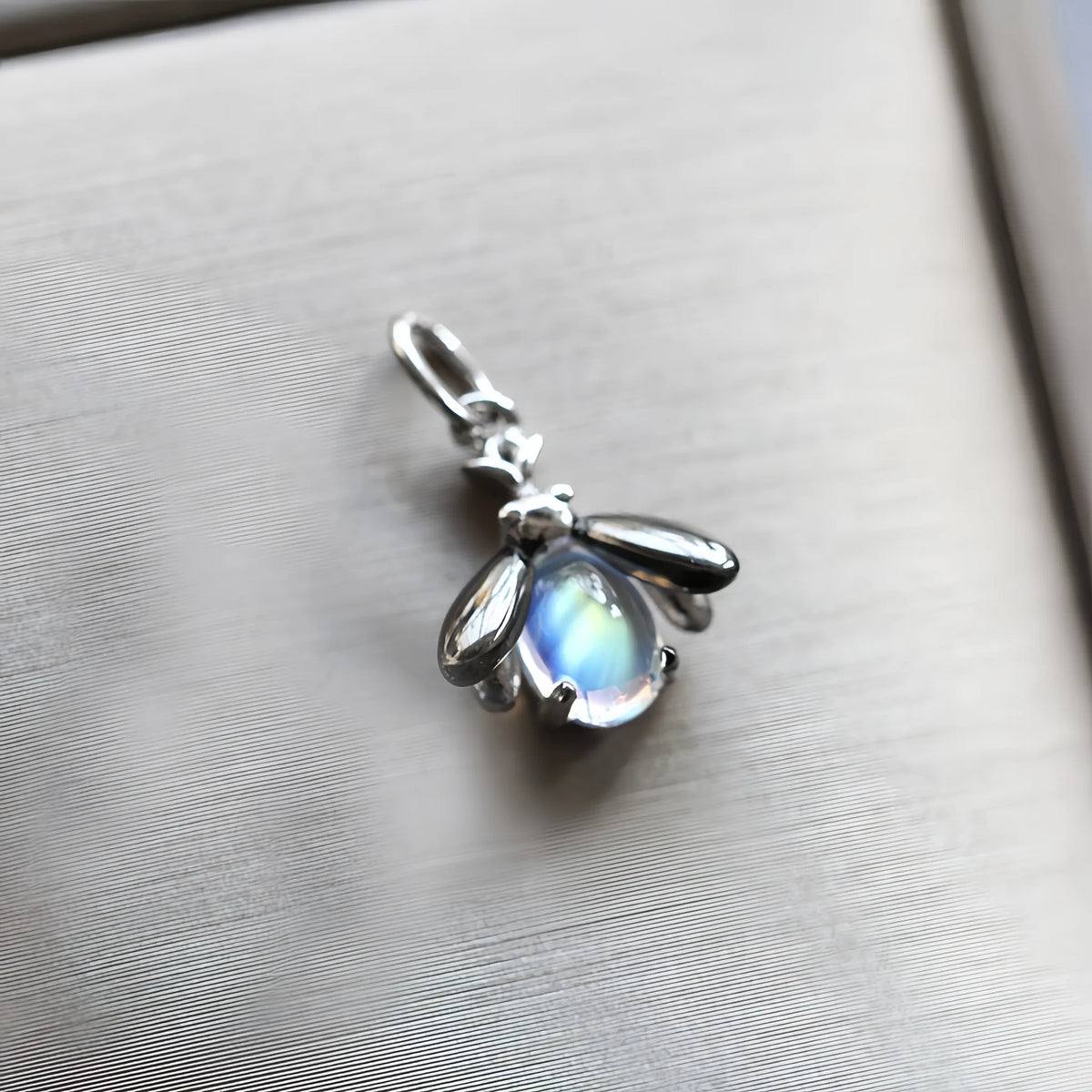Pendentif Trèfle à quatre feuilles bleu en cristal naturel – Cadeau porte-bonheur pour elle / Maman